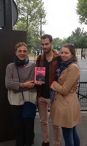 visiteurs sur notre stand Vlada Traven présente son livre