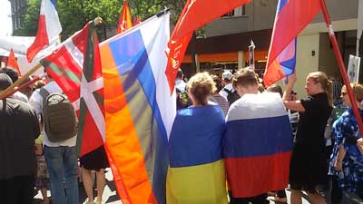 двое с украинским и российским флагами